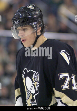 Pittsburgh Penguins Evgeni Malkin in Russland, bereitet sich auf ein Gesicht in der zweiten Periode das Spiel gegen die Boston Bruins an der Mellon Arena in Pittsburgh, Pennsylvania am 22. November 2006. (UPI Foto/Archie Carpenter) Stockfoto