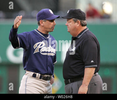 San Diego Padres Manager Bud Schwarz, argumentiert mit First Base umpire Joe West, nachdem Marcus Giles aus dem Spiel im zweiten Inning gegen die Pittsburgh Pirates geworfen wurde, am PNC Park in Pittsburgh am 29. Mai 2007. (UPI Foto/Stephen Brutto) Stockfoto