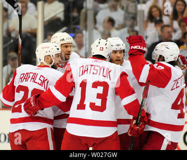 Detroit Red Wings Brian Rafalski, Pavel Datsyuk und Henrik Zetterber feiert Nicklas Lidstorm der ersten Periode Ziel gegen die Pittsburgh Penguins in Spiel vier der Stanley Cup Finals 2008 in der Mellon Arena in Pittsburgh am 31. Mai 2008. (UPI Foto/Archie Carpenter) Stockfoto