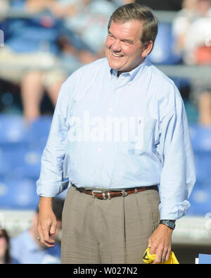 Tom Ridge, ehemaliger Gouverneur von Pennsylvania hört auf Lynn Swann bis die Masse an Consol Energy Park in Washington, Pennsylvania für republikanische Präsidentschaftskandidat John McCain's Road zum Übereinkommen Rallye warm am 30. August 2008. (UPI Foto/Archie Carpenter) Stockfoto