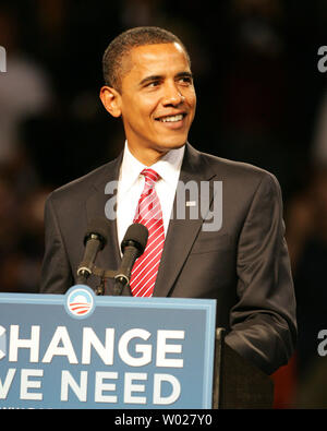 Demokratische Präsidentschaftskandidaten Senator Barack Obama (D-IL) spricht auf einer Kundgebung in der Mellon Arena in Pittsburgh, am 27. Oktober 2008. (UPI Foto/Stephen Brutto) Stockfoto