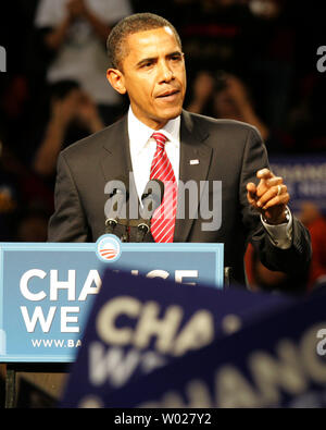 Demokratische Präsidentschaftskandidaten Senator Barack Obama (D-IL) spricht auf einer Kundgebung in der Mellon Arena in Pittsburgh, am 27. Oktober 2008. (UPI Foto/Stephen Brutto) Stockfoto