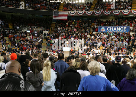 Demokratische Präsidentschaftskandidaten Senator Barack Obama (D-IL) spricht auf einer Kundgebung in der Mellon Arena in Pittsburgh, am 27. Oktober 2008. (UPI Foto/Stephen Brutto) Stockfoto