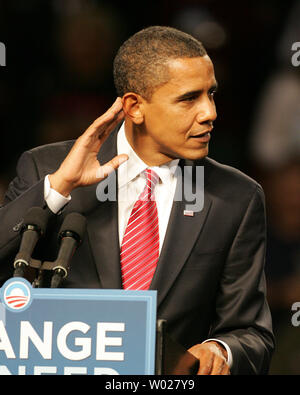 Demokratische Präsidentschaftskandidaten Senator Barack Obama (D-IL) spricht auf einer Kundgebung in der Mellon Arena in Pittsburgh, am 27. Oktober 2008. (UPI Foto/Stephen Brutto) Stockfoto