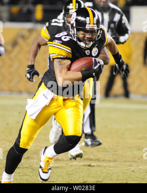 Pittsburgh Steelers Hines Ward läuft 45 Yards mit einem Pass gegen die Baltimore Ravens im ersten Quartal des AFC Championship Game am Heinz Feld in Pittsburgh am 18. Januar 2009 (UPI Foto/Archie Carpenter) Stockfoto