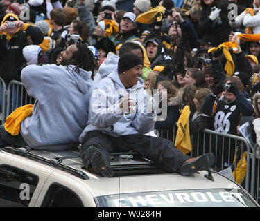 Pittsburgh Steelers Hines Ward feiert mit den Fans bei der Siegesparade in Pittsburgh, am 3. Februar 2009. Die Steelers besiegt die Arizona-kardinäle in Super Bowl XLIII 27-23. (UPI Foto/Stephen Brutto) Stockfoto