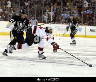 Pittsburgh Penguins Sidney Crosby (87) Rochen nach New Jersey Devils Brian Rolston(12) Während der dritten Periode in der Mellon Arena in Pittsburgh am 1. April 2009. (UPI Foto/Stephen Brutto) Stockfoto