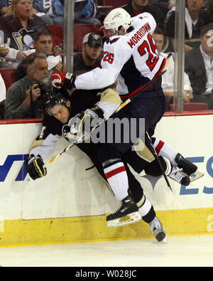 Washington Capitals Shaone Morrisonn (26) kontrollen Pittsburgh Penguins Chris Kunitz in die Bretter in der dritten Periode von Spiel 4 der Eastern Conference 2009 Halbfinale in der Mellon Arena in Pittsburgh am 8. Mai 2009. (UPI Foto/Stephen Brutto) Stockfoto