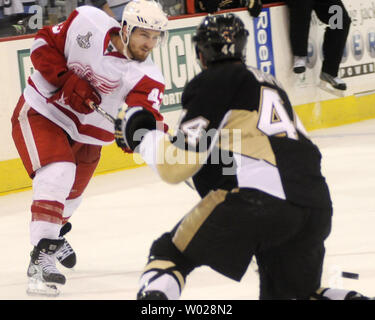 Detroit Red Wings center Darren Helm nimmt einen Schuß auf Ziel als Pittsburgh Penguins defenseman Brooks Orpik fällt auf einem Knie blockieren den Winkel auf das Ziel in der dritten Periode der Stifte 4-2 über die Detroit Red Wings Spiel drei der Stanley Cup Finals 2009 in der Mellon Arena in Pittsburgh am 2. Juni 2009 zu gewinnen. (UPI Foto/Archie Carpenter) Stockfoto