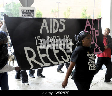 Mehr als 100 HIV/AIDS-Aktivisten und Demonstranten aus New York, Philadelphia und Pittsburgh Märsche rund um das David H. Lawrence Convention Center die Website der G20-Treffen in Pittsburgh, Pennsylvania am 22. September 2009. Die Demonstranten hielten eine Mock Beerdigung Prozession Beerdigung, symbolisiert den Tod Veranstalter sagte wird verursacht, wenn die Finanzierung nicht gefunden werden. zu HIV und AIDS weltweit zu kämpfen. UPI/Archie Tischler Stockfoto