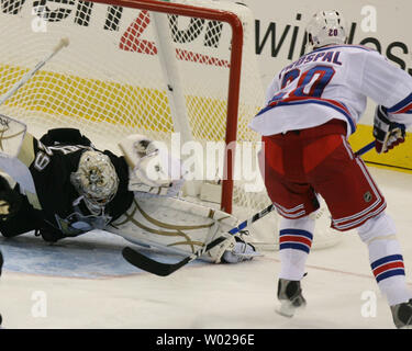 Pittsburgh Penguins goalie Treber - Andre Fleury (29) hält New York Rangers Vaclav Prospal(20) während des zweiten Zeitraums in der Mellon Arena in Pittsburgh am 2. Oktober 2009. UPI/Stephen Brutto.... Stockfoto