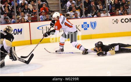 Pittsburgh Penguins defenseman Mark Eaton erreicht die Philadelphia Flyers zu blockieren center Mike Richards Schuß auf Pittsburgh Penguins goalie Brent Johnson in der dritten Periode an der Mellon Arena in Pittsburgh am 7. Januar 2010. Der Philadelphia Flyers geschickt am todefeated die Pittsburgh Penguins 7-4. UPI/Archie Tischler Stockfoto