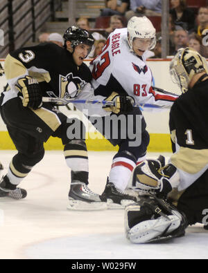 Pittsburgh Penguins Verteidiger Alex Goligoski Schnitte vor Washington Capitals Jay Beagle nach seinem Schuß auf Pittsburgh Penguins goalie Brent Johnson in der dritten Periode als die Hauptstädte Niederlage die Penguins 6-3 an der Mellon Arena in Pittsburgh am 6. April 2010. UPI/Archie Tischler Stockfoto