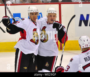 Ottawa Senators rechten Flügel Chris Neilin feiert mit Teamkollege Chris Kelly nach seinem Ziel in der ersten Periode von Spiel eins der NHL Eastern Conference Viertelfinale an der Mellon Arena in Pittsburgh am 14. April 2010. UPI/Archie Tischler Stockfoto