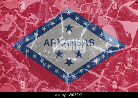 Die Flagge der US-Staat Arkansas in gegen eine graue Wand mit Rissen und Störungen am Tag der Unabhängigkeit in den Farben Blau und Rot. Politik Stockfoto