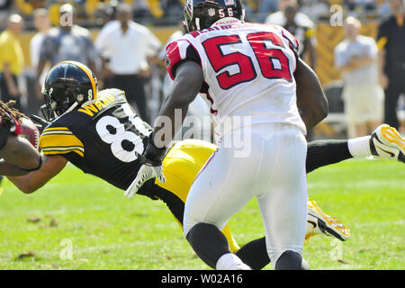 Pittsburgh Steelers Hines Ward zieht in einem Arm pass Rezeption wie Atlanta Falcons Sean Weatherspoon macht den Angriff im vierten Quartal die Steelers gegen die Atlanta Falcons gewinnen bei Heinz Feld in Pittsburgh, PA am 12. September 2010. UPI/Archie Tischler Stockfoto