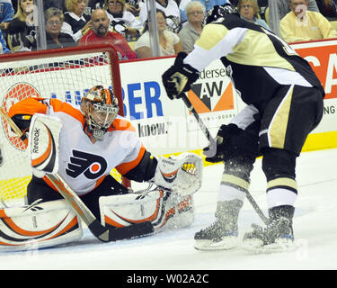 Philadelphia Flyers goalie Sergei Bobrovsky Uhren der Puck als Pittsburgh Penguins Mark Letestu in für den Schuss in der zweiten Periode am Consol Energy Center gegen die Philadelphia Flyers in Pittsburgh, Pennsylvania am 7. Oktober 2010 geschlossen. UPI/Archie Tischler Stockfoto