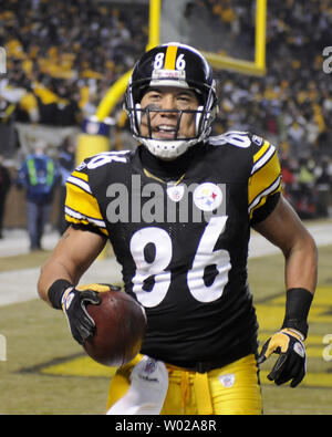 Pittsburgh Steelers Hines Ward läuft aus dem Ende Zone mit den Fans nach seinem touchdownaufnahme im dritten Quartal des AFC Divisional Playoff Spiel gegen die Baltimore Ravens am Heinz Feld in Pittsburgh, Pennsylvania am 15. Januar 2010 zu feiern. Die Steelers besiegten die Baltimore Ravens 31-24. UPI/Archie Tischler Stockfoto