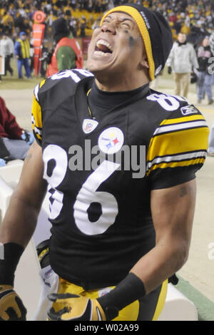 Pittsburgh Steelers Hines Ward läuft das Feld feiert die 31-24 über die Baltimore Ravens in der AFC Teilungsendspielspiel gewinnen bei Heinz Feld in Pittsburgh, Pennsylvania am 15. Januar 2011. UPI/Archie Tischler Stockfoto