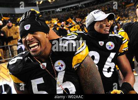 Linebacker LaMarr Woodley Pittsburgh Steelers" (56) feiert mit Mannschaftskameraden wide receiver Hines Ward, nachdem die Steelers die New York Jets 24-19 Gewinn der AFC Championship am Heinz Feld in Pittsburgh, Pennsylvania am 23. Januar 2011 besiegt. Die Steelers werden die Green Bay Packers Gesicht in Super Bowl XLV. UPI/Kevin Dietsch Stockfoto