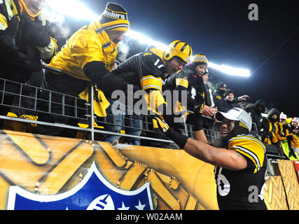 Pittsburgh Steelers 'wide receiver Hines Ward grüßt Fans nach der Steelers die New York Jets besiegt 24-19, Gewinn der AFC Championship, bei Heinz Feld in Pittsburgh, Pennsylvania am 23. Januar 2011. Die Steelers werden die Green Bay Packers Gesicht in Super Bowl XLV. UPI/Kevin Dietsch Stockfoto