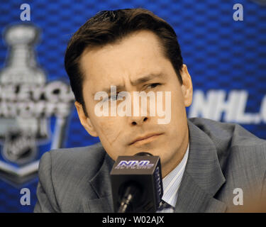 Tampa Bay Lightning Head Coach Kerl Boucher hört zu Fragen der Medien nach der Blitz 8-2 über die Pittsburgh Penguins in Spiel fünf der Eastern Conference Viertelfinale Endspielen gewinnen bei Consol Energy Center in Pittsburgh, PA am 23. April 2011. UPI/Archie Tischler Stockfoto