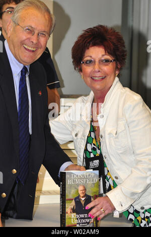 Donald Rumsfeld, der ehemalige Außenminister der Vereinigten Staaten Verteidigung posiert für ein Foto mit Debra Ann Hudgens, ein pensionierter Navy Corpsman von Yorktown, VA während seiner Autogrammstunde an der NRB Jahrestagung an der David Lawrence Convention Center in Pittsburgh am 30. April 2011. UPI/Archie Tischler Stockfoto