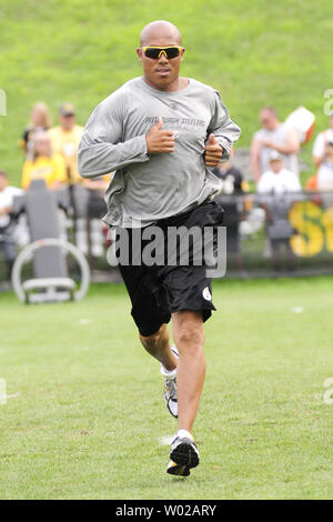 Pittsburgh Steelers Hines Ward das Feld läuft nach der Steelers Nachmittag Praxis in ihr Trainingslager in Saint Vincent College in Latrobe, Pennsylvania am 2. August 2011. UPI/Archie Tischler Stockfoto