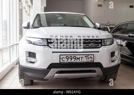 Nowosibirsk, Russland - 08.01.2018: Vorderansicht des Range Rover Land Rover Evoque in weißer Farbe nach der Reinigung vor dem Verkauf in einer Händlerniederlassung auf Parkplatz Stockfoto