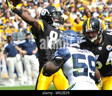 Pittsburgh Steelers wide receiver Emmanual Sanders vervollständigt ein Pass als Seattle Seahawks Aaron Curry Druck an Heinz Feld in Pittsburgh, Pennsylvania, 18. September 2011 gilt. UPI/Archie Tischler Stockfoto