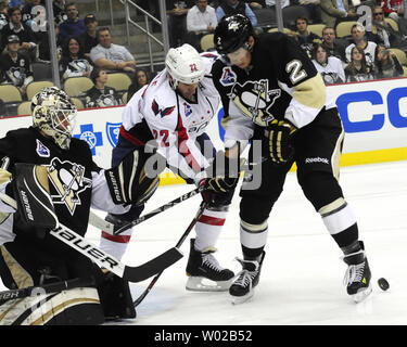 Pittsburgh Penguins goalie Brent Johnson und Matt Niskanen löscht den Puck weg von Washington Capitals Mike Knuble an Consol Energy Center in Pittsburgh, Pennsylvania am 13. Oktober 2011. UPI/Archie Tischler Stockfoto