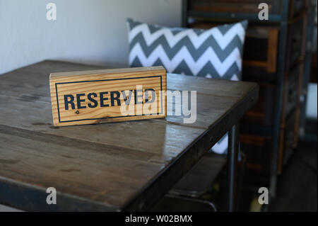 Restaurant einen reservierten Tisch Zeichen reservierten Tisch. Ein Tag der Reservierung auf dem Holz Tisch Stockfoto