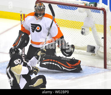 Pittsburgh Penguins Sidney Crosby Kerben in den ersten 15 Sekunden gegen die Philadelphia Flyers goalie Ilya Bryzgalov im ersten Zeitraum des Spiels zwei der NHL Eastern Conference Viertelfinale Endspiel Spiel am Consol Energy Center in Pittsburgh am 11. April 2012. UPI/Archie Tischler Stockfoto