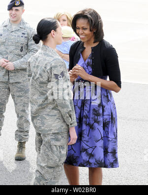 First Lady Michelle Obama begrüßt die Mitglieder des 911Th Airlift Wing des Air Force Reserve Command und der 171St Air Refuelling Flügel in der Nähe von Pittsburgh am 17. April 2012. UPI/Archie Tischler Stockfoto