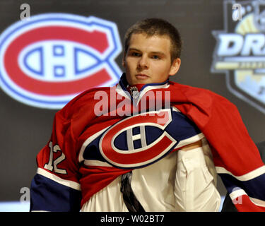 Alex Galchenyuk zieht Jersey seiner neuen Mannschaft, nachdem er durch Montreal Canadiens als dritten Pick in der ersten Runde der NHL Draft 2012 an der Consol Energy Center in Pittsburgh, Pennsylvania am 22. Juni 2012 entschieden. UPI/Archie Tischler Stockfoto