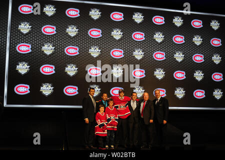 Alex Galchenyuk Poes mit Mitgliedern der Montreal Canadiens, nachdem er den dritten Pick in der ersten Runde der NHL Draft 2012 an der Consol Energy Center in Pittsburgh PA am 22. Juni 2012 entschieden. UPI/Archie Tischler Stockfoto
