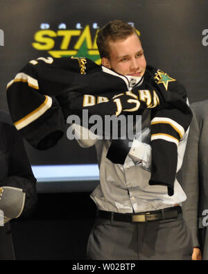 Radek Faksa zieht das Trikot der Dallas Stars, nachdem er als 13. Pick in der ersten Runde der NHL Draft 2012 an der Consol Energy Center in Pittsburgh PA am 22. Juni 2012 entschieden. UPI/Archie Tischler Stockfoto