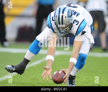 Carolina Panthers Quarterback Derek Anderson mishandles der Öffnung ausrichten gegen die Pittsburgh Steeler während Ihrer pre-Saison Spiel am Heinz Feld in Pittsburgh am 30. August 2012. UPI/Archie Tischler Stockfoto