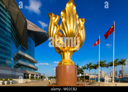 Golden Bauhinia Skulptur neben Ausstellung und Konferenz Center, Hong Kong, SAR, China Stockfoto