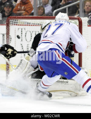 Montreal Canadiens center Alex Galchenyuk (27) Kerben gegen Pittsburgh Penguins goalie Treber - Andre Fleury (29) während der zweiten Periode am Consol Energy Center in Pittsburgh am 17. April 2013. UPI/Archie Tischler Stockfoto