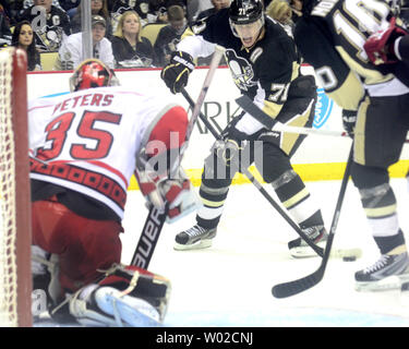 Pittsburgh Penguins center Evgeni Malkin (71) nimmt einen Schuß auf Ziel als Carolina Hurricanes Torwart Justin Peters bereitet, um das Speichern im zweiten Zeitraum der Pinguine 8-3 über die Carolina Hurricanes auf der Consol Energy gewinnen. UPI/Archie Tischler Stockfoto