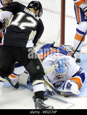 Pittsburgh Penguins rechten Flügel Jarome Iginla(12) zieht den Puck aus New York Islanders goalie Kevin Poulin (60) Handschuh in der zweiten Periode von Spiel eins in der Eastern Conference Viertelfinale am Consol Energy Center in Pittsburgh am 1. Mai 2013. UPI/Archie Tischler Stockfoto