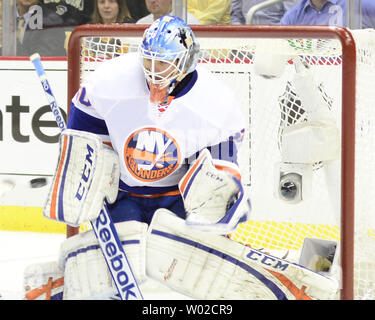 New York Islanders goalie Kevin Poulin (60) Fledermäuse weg ein Pittsburgh Penguins Schuß in der dritten Periode der Pinguine 4-0 Sieg in Spiel fünf der Eastern Conference Viertelfinale am Consol Energy Center in Pittsburgh am 9. Mai 2013. UPI/Archie Tischler Stockfoto