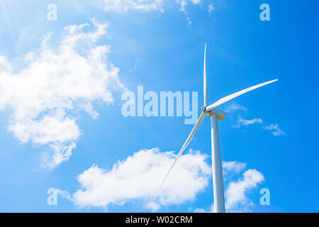 Windkraftanlagen erzeugen Strom und der strahlend blaue Himmel im Khao Kho von phetchabun in Thailand. Stockfoto