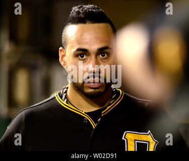 Pittsburgh Pirates dritter Basisspieler Pedro Alvarez (24) Wanderungen dem Dugout im siebten Inning die 7-1 Gewinn über den St. Louis Cardinals am PNC Park in Pittsburgh am 31. August 2013. UPI/Archie Tischler Stockfoto