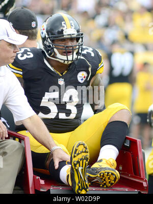 Pittsburgh Steelers Mitte Maurkice Pouncey (53) verlässt die Steelers Trainer sein Knie halten im ersten Viertel gegen die Tennessee Titans an Heinz Feld in Pittsburgh am 8. September 2013. UPI/Archie Tischler Stockfoto