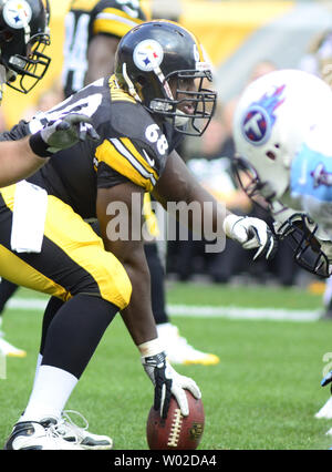 Pittsburgh Steelers gegen Kelvin Beachum (68) übernimmt die Rolle des Zentrums nach dem Start Center Maurkice Pouncey ist im ersten Quartal gegen die Tennessee Titans am Heinz Feld in Pittsburgh am 8. September 2013 verletzt. UPI/Archie Tischler Stockfoto