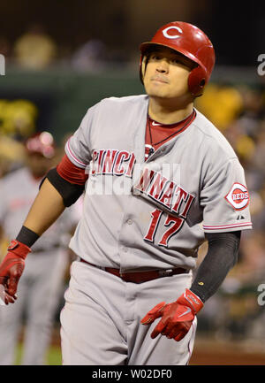 Cincinnati Reds Mittelfeldspieler Shin - Soo Choo (17) reagiert auf Fast betroffen durch die Pittsburgh Pirates pitcher Francisco Liriano im achten Inning der Reds 6-5 Gewinn an PNC Park in Pittsburgh am 20. September 2013. UPI/Archie Tischler Stockfoto