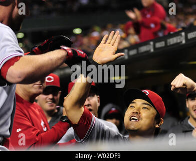 Cincinnati Reds Mittelfeldspieler Shin - Soo Choo (17) High Fives Cincinnati Reds shortstop Zack Cozart (2) Nach seinem solo Homer im zweiten Inning gegen die Pittsburgh Pirates am PNC Park in Pittsburgh, am 21. September 2013. UPI/Archie Tischler Stockfoto