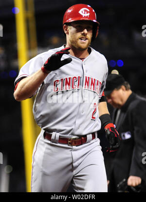 Cincinnati Reds shortstop Zack Cozart (2) Kreuze Home Plate nachdem Sie a solo Homer im zweiten Inning gegen die Pittsburgh Pirates am PNC Park in Pittsburgh am 21. September 2013. UPI/Archie Tischler Stockfoto